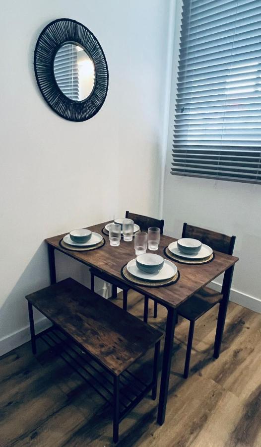 Burkhardt Hall- Parking Included- Sleeps 4 Daire Swindon Dış mekan fotoğraf