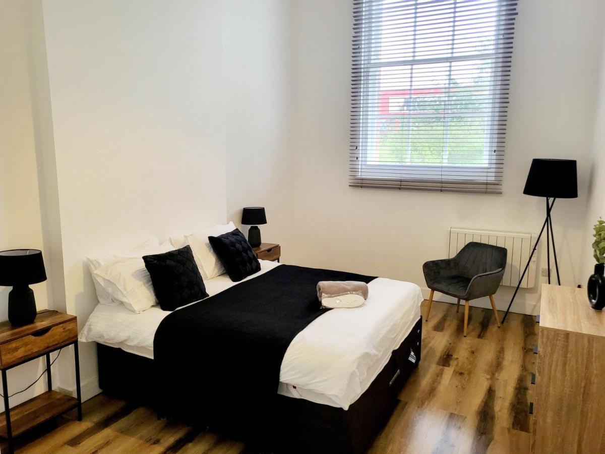 Burkhardt Hall- Parking Included- Sleeps 4 Daire Swindon Dış mekan fotoğraf