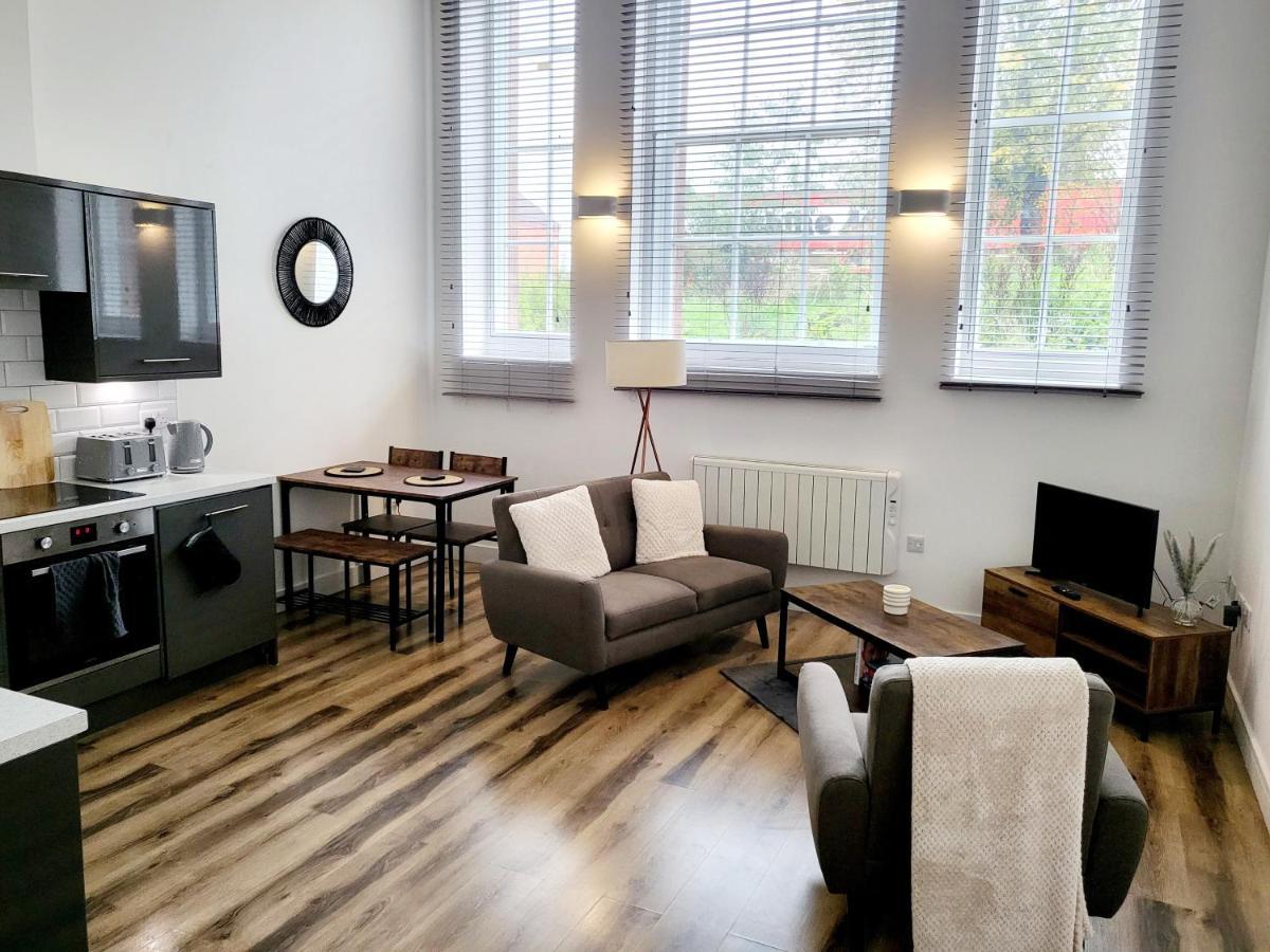 Burkhardt Hall- Parking Included- Sleeps 4 Daire Swindon Dış mekan fotoğraf