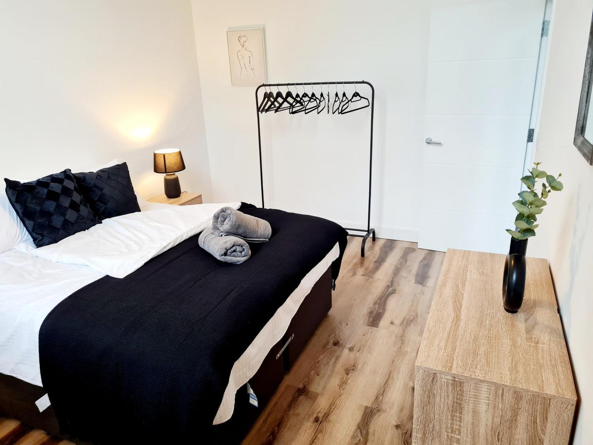 Burkhardt Hall- Parking Included- Sleeps 4 Daire Swindon Dış mekan fotoğraf